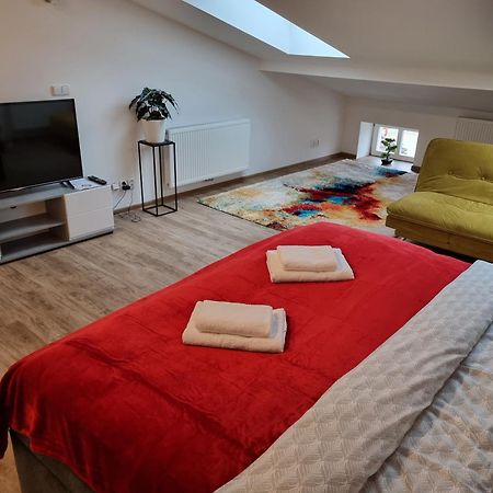 Podkrovni Studio Na Velkem Namesti S Wi-Fi Zdarma Hradec Králové Zewnętrze zdjęcie